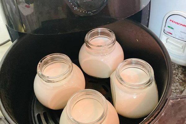 Ủ sữa chua dẻo bằng nồi chiên không dầu tiện lợi và hiệu quả.