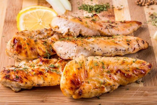 Ức gà giàu dinh dưỡng, hỗ trợ giảm cân rất tốt