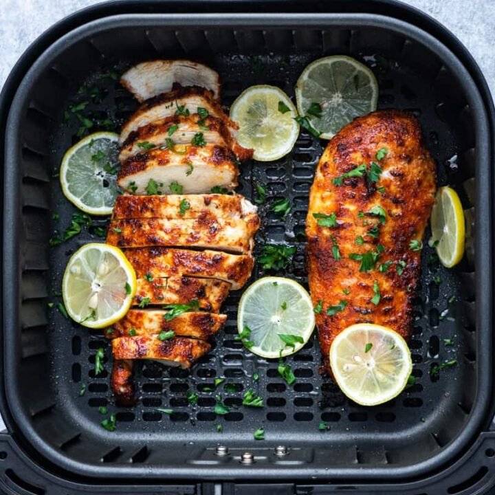 Ức gà nướng vàng đều bằng nồi chiên không dầu, món ăn eat clean thơm ngon