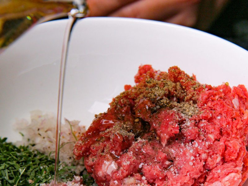 Ướp bò với hỗn hợp trong ít nhất 30 phút để thịt bò ngấm gia vị