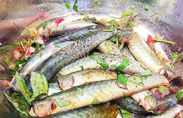 Ướp cá k kèo với các loại gia vị để thấm