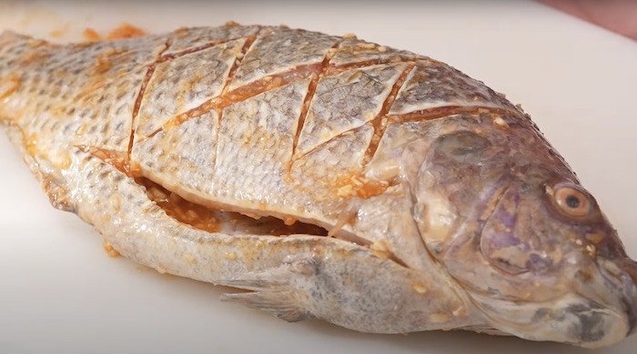 Ướp cá kỹ lưỡng trước khi nướng bằng nồi chiên không dầu