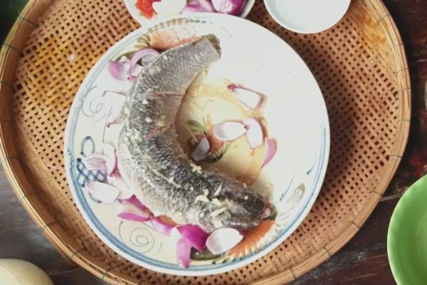 Ướp cá lóc với gia vị