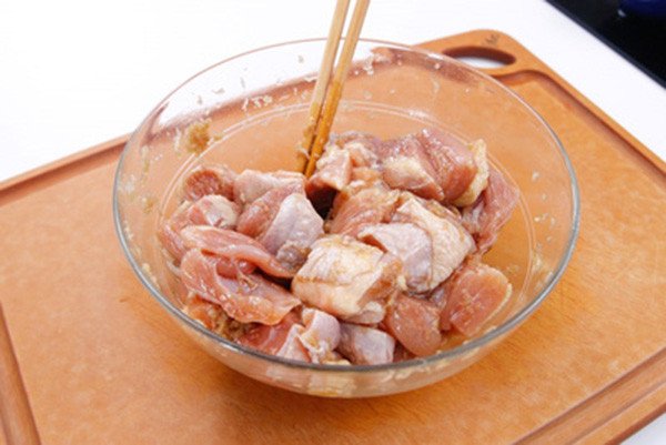 Ướp gà chuẩn bị làm món gà rang muối