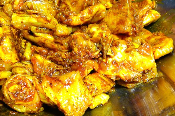 Ướp gà trong thời gian 30 phút chuẩn bị xào lăn