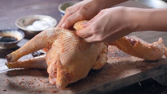 Ướp gà với hỗn hợp gia vị muối ớt cay nồng