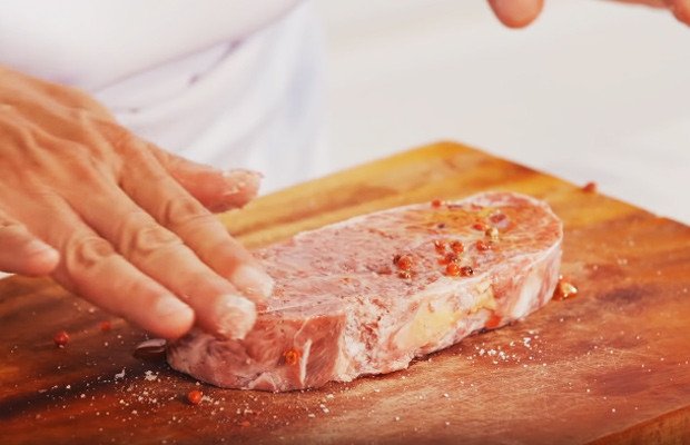 Ướp gia vị đều khắp miếng thịt bò để làm beefsteak thơm ngon