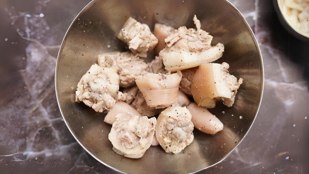 Ướp gia vị lên bì đuôi heo để thấm đều và giòn hơn