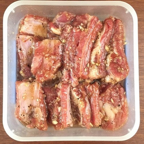 Ướp sườn với sốt tiêu đen cho ngấm vị trước khi nướng