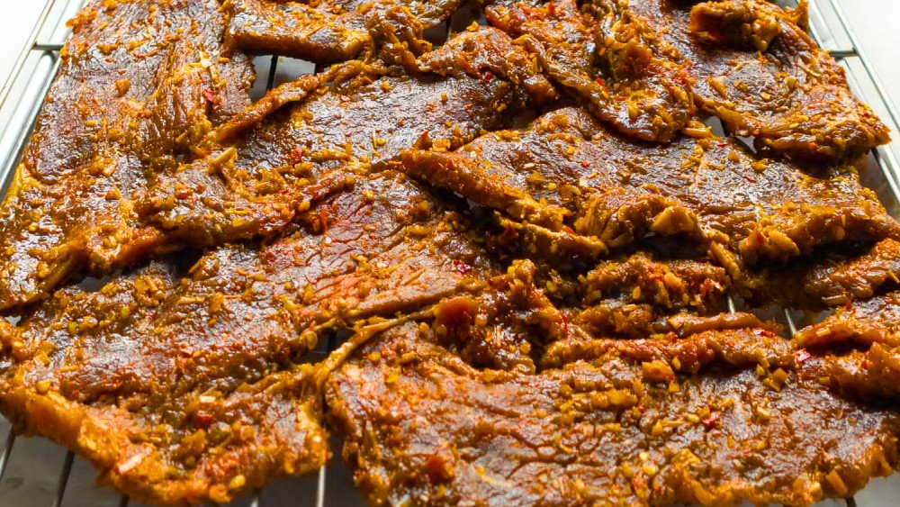 Ướp thịt bò với gia vị đậm đà cho món khô bò cay ngọt