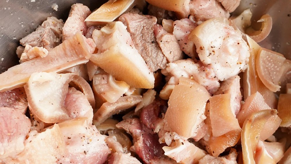 Ướp thịt chân giò và tai heo cho món thịt đông