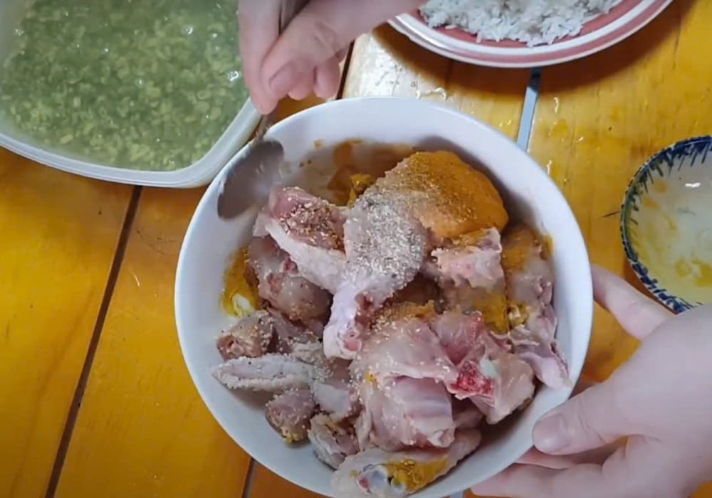 Ướp thịt gà để nấu cháo gà đậu xanh ngon