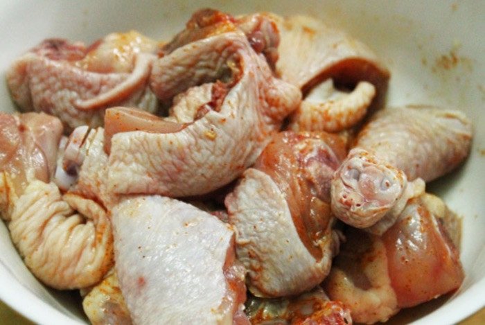 Ướp thịt gà với gia vị đậm đà để gà rán bằng nồi chiên không dầu thấm vị, thơm ngon