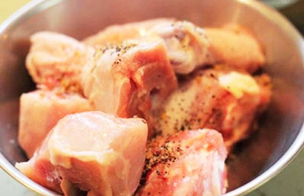 Ướp thịt gà với gia vị để làm gà nấu pate