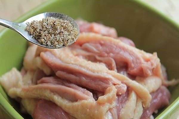 Ướp thịt vịt làm nhân bánh áp chao thơm ngon