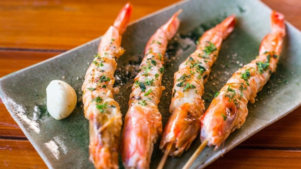 Ướp tôm với sốt muối ớt thấm đều gia vị