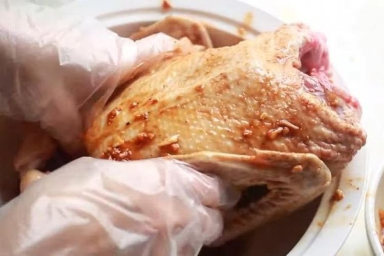Ướp vịt với gia vị đậm đà để làm món vịt nướng thơm ngon