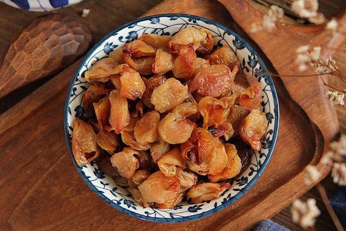 Vải sấy có thể dùng nấu chè hoặc pha nước uống