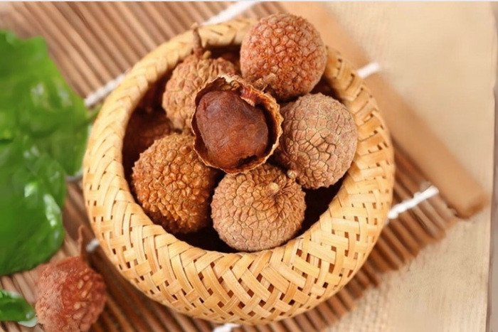 Vải sấy đạt chất lượng với màu vàng sẫm và vị ngọt