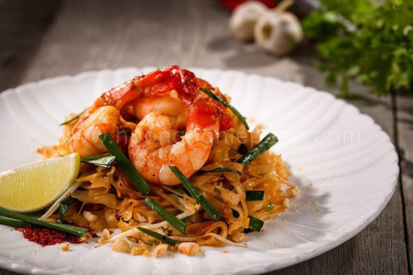 Vắt chanh và trộn đều trước khi thưởng thức Pad Thái