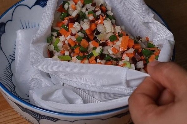 Vắt khô nhân thịt và rau củ chuẩn bị cho bánh cam mặn miền Tây
