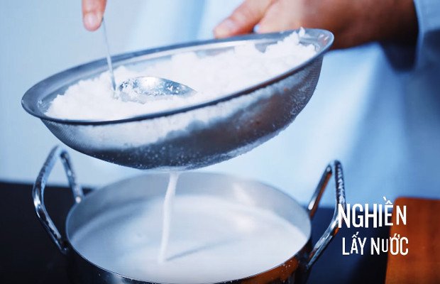 Vắt nước cốt dừa sánh mịn chuẩn bị nấu cà ri dê