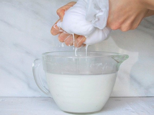 Vắt nước cốt dừa thủ công từ cùi dừa xay