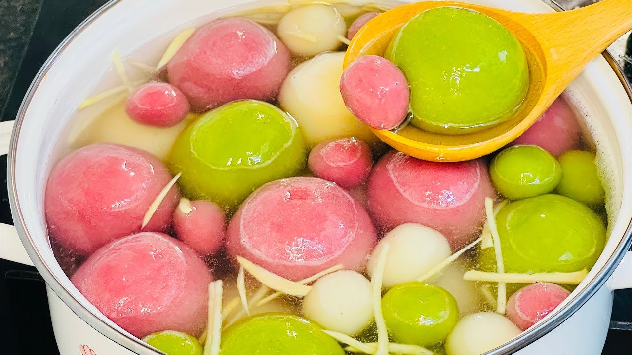 Viên chè trôi nước nhân đậu xanh được vo tròn sẵn sàng cho công đoạn nấu