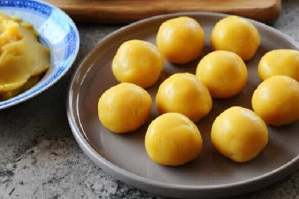Viên nhân đậu xanh chuẩn bị đóng bánh