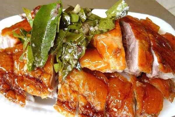 Vịt nướng lá móc mật vàng óng ả