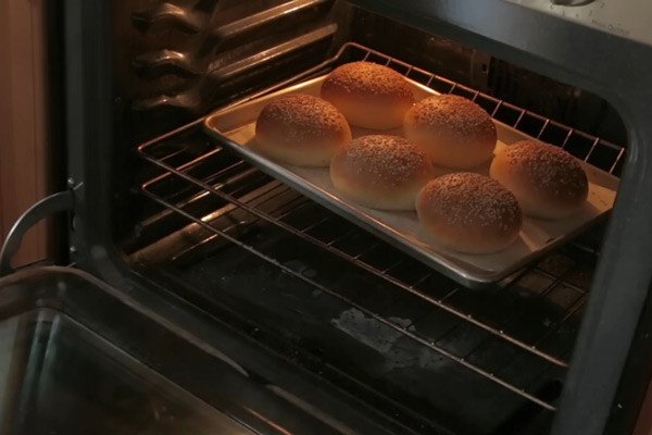 Vỏ bánh hamburger bò vàng đều sau khi nướng