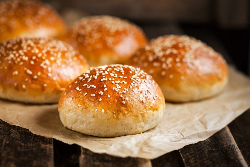 Vỏ bánh hamburger vàng ươm nướng trong nồi chiên không dầu
