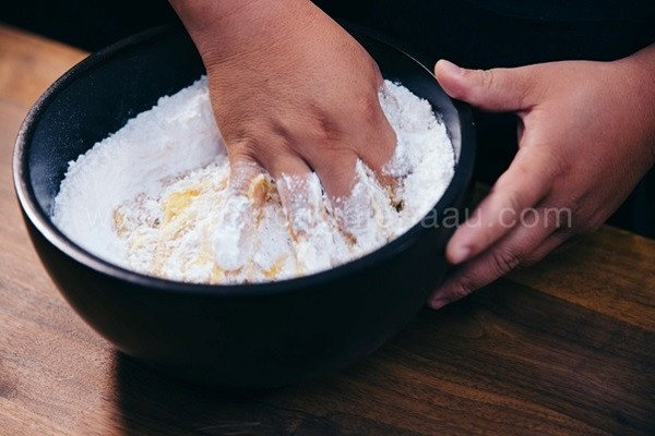 Vỏ bánh trung thu truyền thống mềm dẻo sau khi nhào bột