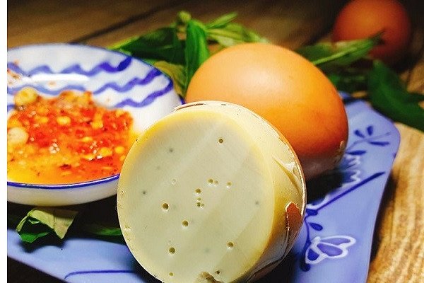Vỏ trứng gà nướng vàng đều, không cháy khét