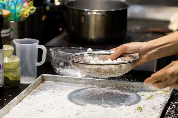 Vo viên trân châu cho món hồng trà sủi bọt tại nhà