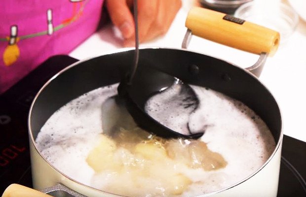 Vớt bọt canh khoai sọ để nước dùng trong và hấp dẫn