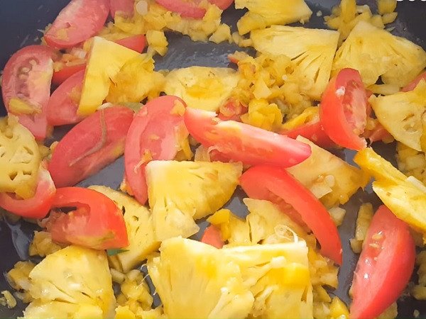Xào cà chua và dứa để tạo vị chua thanh cho canh chua chay
