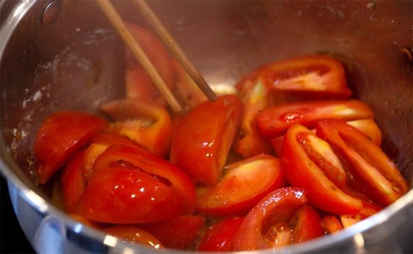 Xào cà chua và phi tỏi thơm lừng cho canh chua cá diêu hồng