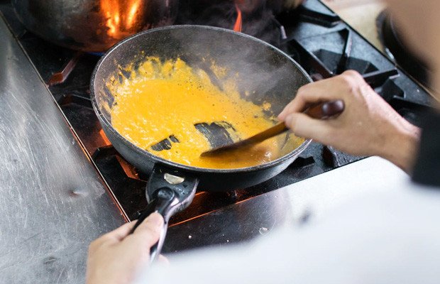Xào gạch cua thơm lừng làm nước lẩu cua biển thêm hấp dẫn