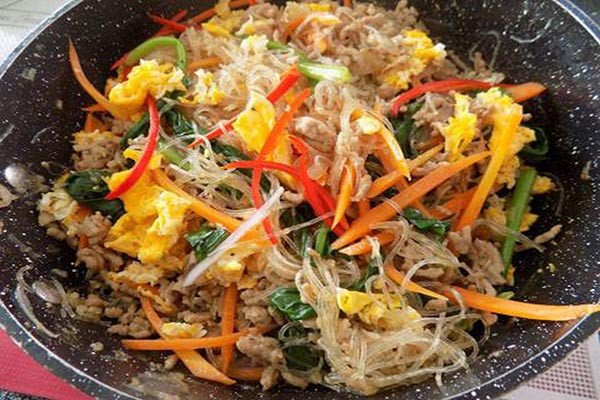 Xào miến cùng thịt cua và rau củ tươi ngon