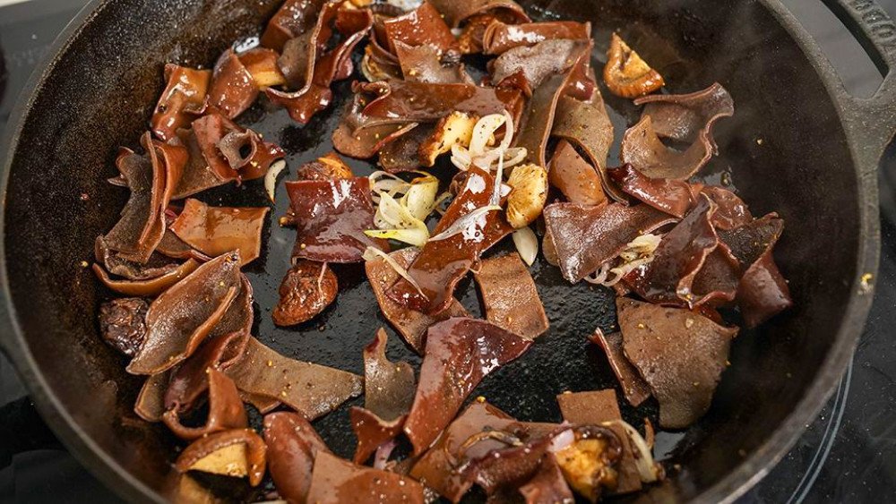 Xào mộc nhĩ và nấm hương chuẩn bị cho món thịt đông