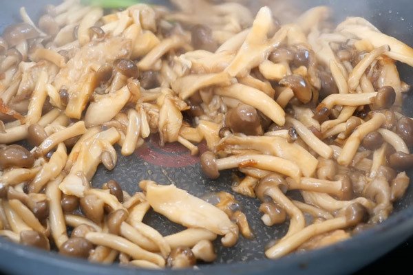 Xào nấm linh chi trên lửa lớn giữ độ giòn ngọt cho món mì xào chay