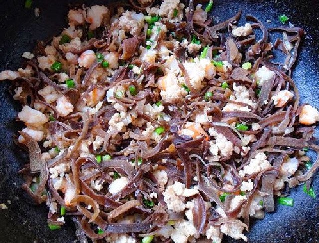 Xào nhân tôm thịt cho bánh bột nếp hấp
