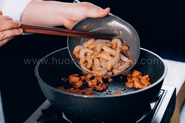 Xào nhân tôm thịt làm bánh bột lọc Huế