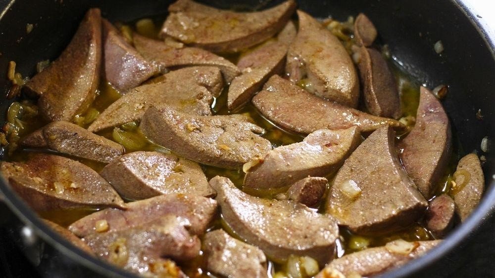 xào pate gan trên chảo