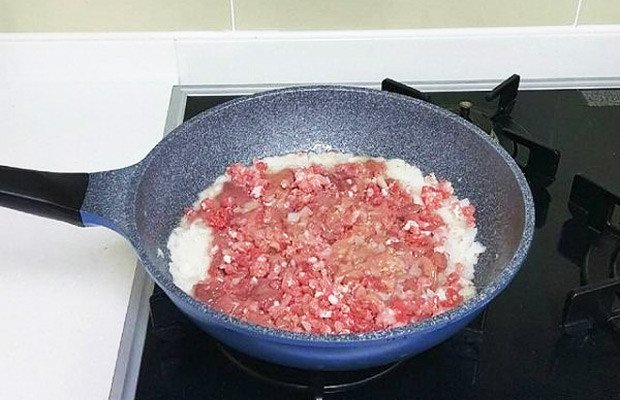 Xào pate và tương cà cho món gà nấu pate