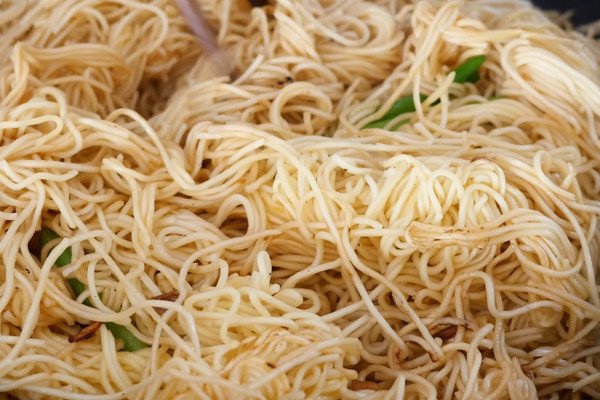 Xào sợi mì chay trên lửa vừa cùng sốt
