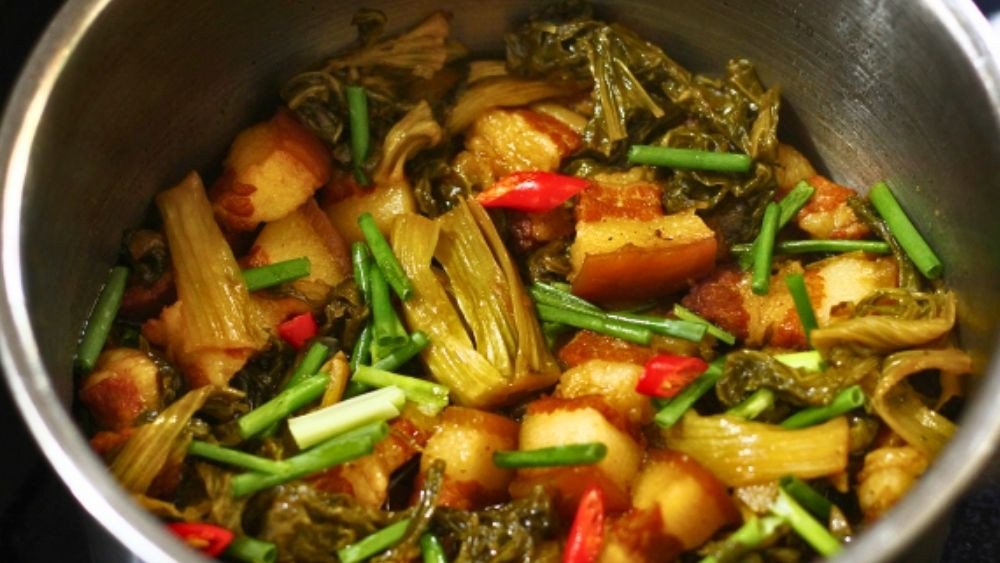 Xào thịt ba chỉ và dưa chua trong nồi áp suất điện trước khi kho cá