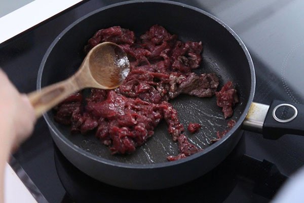 Xào thịt bò nhanh trên lửa lớn