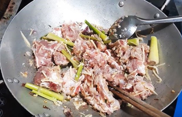 Xào thịt dê trên bếp giúp thịt săn chắc và thấm vị